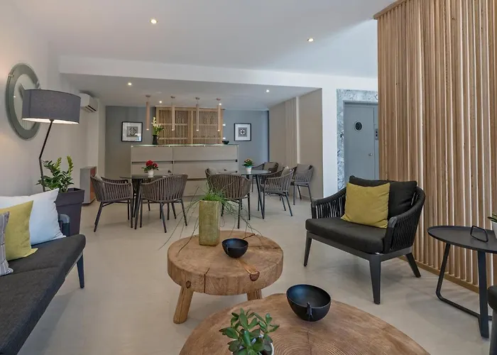 Отель Icarus & By 