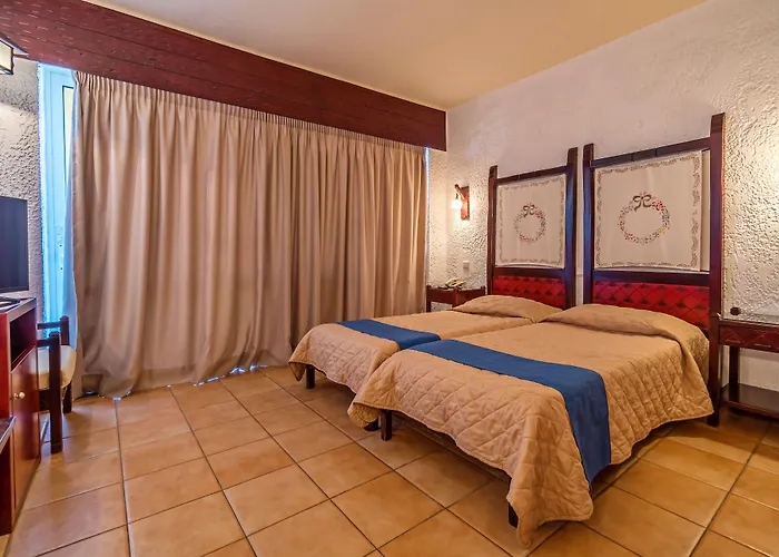 Отель Icarus & By 